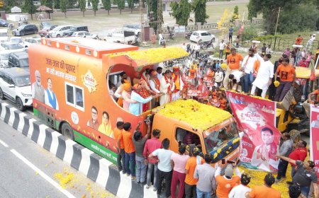 आतिशबाजी, ढोल-नगाड़ा वादन के बीच जेसीबी से बरसाए फूल 