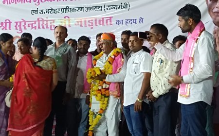 फूड पैकेट   मिर्च में मिलावट बताने वाले अपनी आंखों में लगाए मिर्च