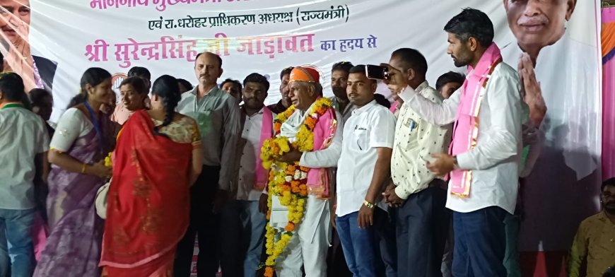 फूड पैकेट   मिर्च में मिलावट बताने वाले अपनी आंखों में लगाए मिर्च