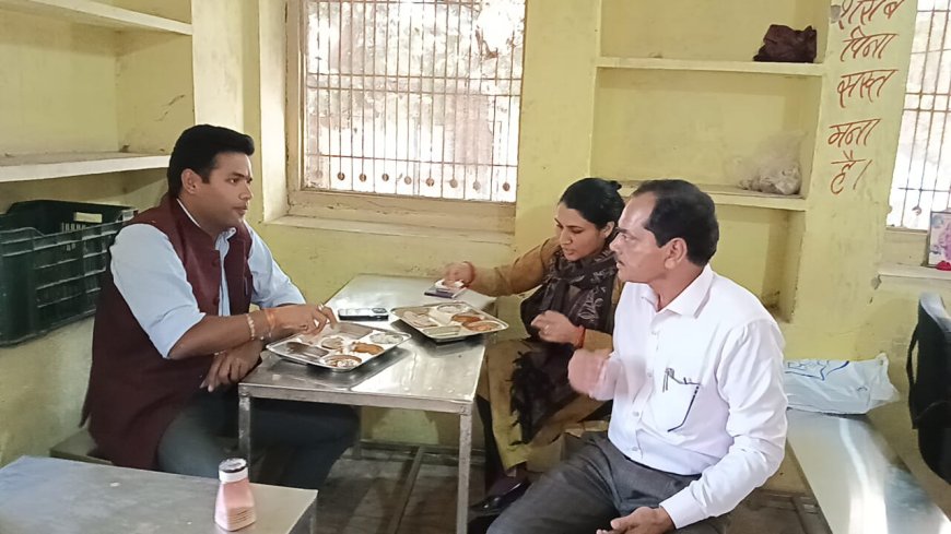 कलक्टर ने जब खाया अन्नपूर्णा रसोई में खाना