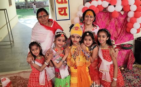 ठाकुरजी के साथ फूलो और गुलाल से जमकर होली खेली