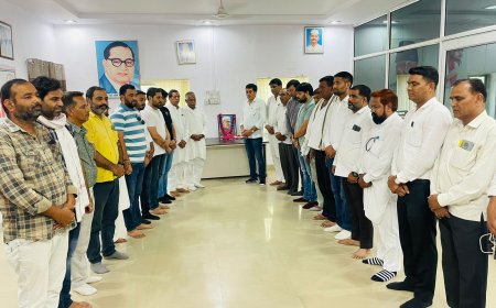 कांग्रेस नेताओं ने नेहरू को पुष्पाजंलि देकर किया याद