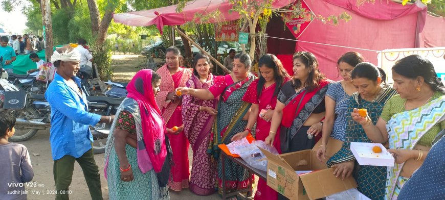 मजदूरों को किया खुशी बांटने का प्रयास