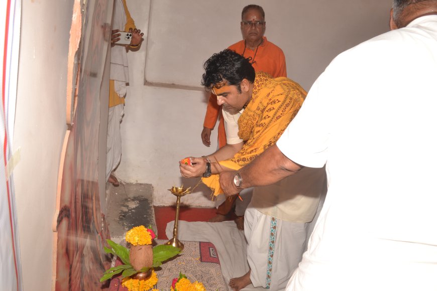 पहले दिन बटुकों ने सीखा चरण वंदना व तिलक लगाना