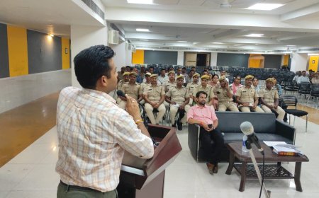 पुलिस कर्मियों को फरियादियों के प्रति अधिक संवेदनशील होने की आवश्यकता- जिला कलेक्टर 