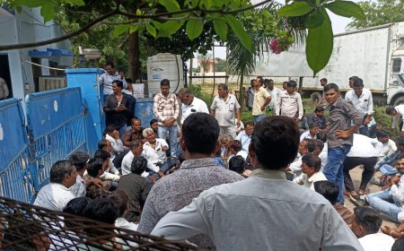  चित्तौड़ डेयरी में प्रदर्शन, गेट बंद कर के रोके दूध आपूर्ति के वाहन