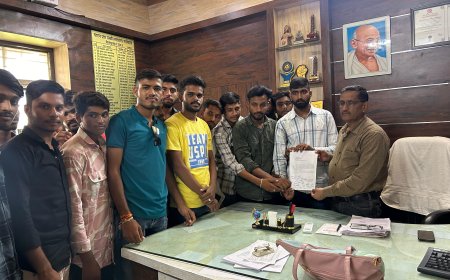 परीक्षा परिणाम में आई त्रुटियों को लेकर एनएसयूआई के कार्यकर्ताओं ने दिया ज्ञापन