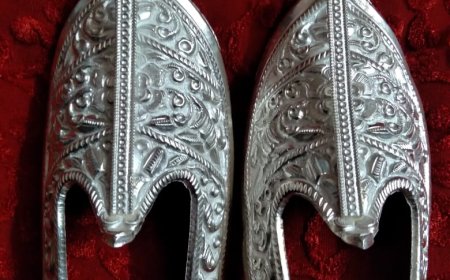 ठाकुर जी को चढ़ाई जाएगी चांदी की चरण पादुकाएं