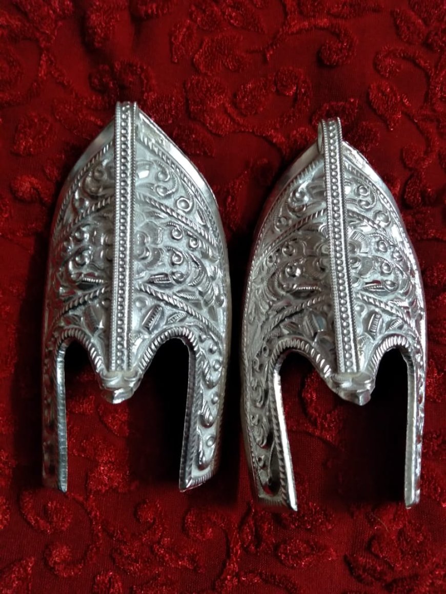 ठाकुर जी को चढ़ाई जाएगी चांदी की चरण पादुकाएं