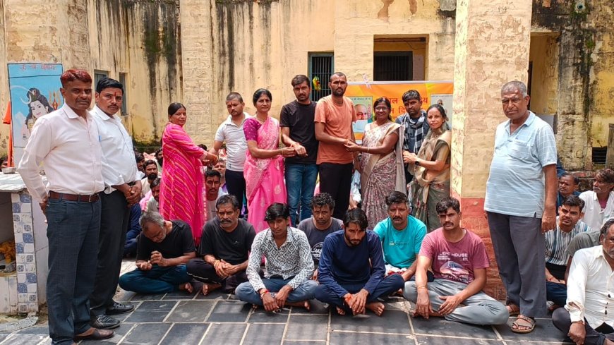 जेल में बंदियों के साथ मनाया जन्मदिन 