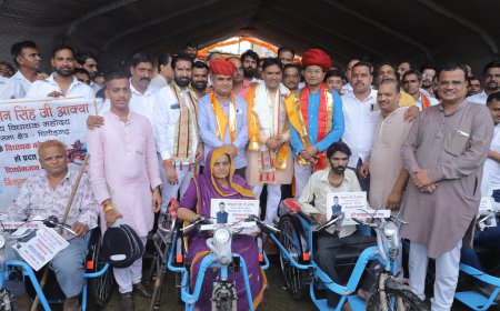 मोटराइज्ड ट्राई साइकिल मिलते ही दिव्यांगों के चेहरे खिले