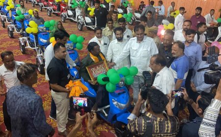 दिव्यांगों को मोटोराईज्ड स्कूटी वितरण एवं प्रतिभावान विद्यार्थी सम्मान समारोह आयोजित