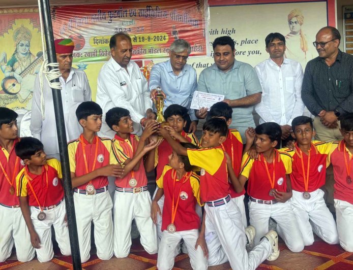 14 वर्षीय फुटबॉल प्रतियोगिता में मॉडल स्कूल व यूएस ओस्तवाल मंगलवाड़ रहे विजेता राउमावि चरलिया गदिया को मिली जनरल चैम्पियनशिप