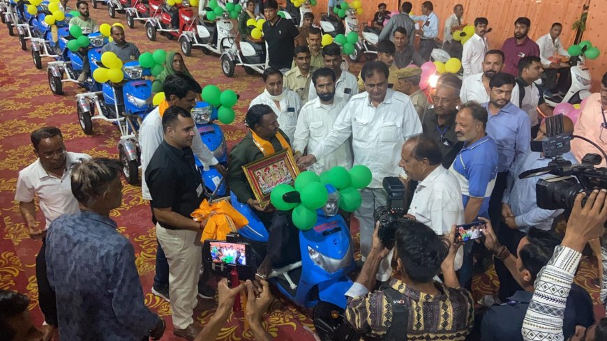 दिव्यांगों को मोटोराईज्ड स्कूटी वितरण एवं प्रतिभावान विद्यार्थी सम्मान समारोह आयोजित