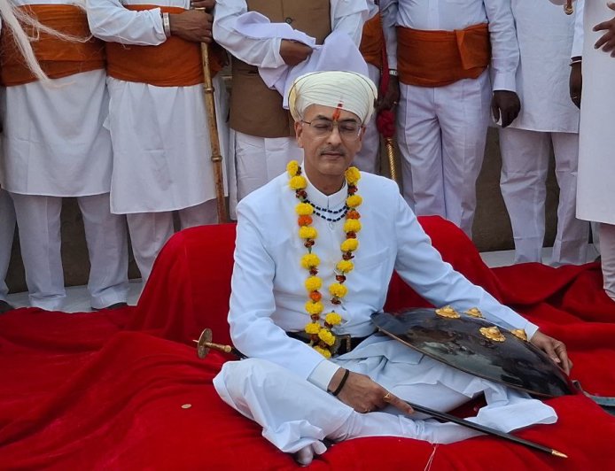 विश्वराज सिंह ने सिटी पैलेस में 40 साल बाद धूणी  के दर्शन किए