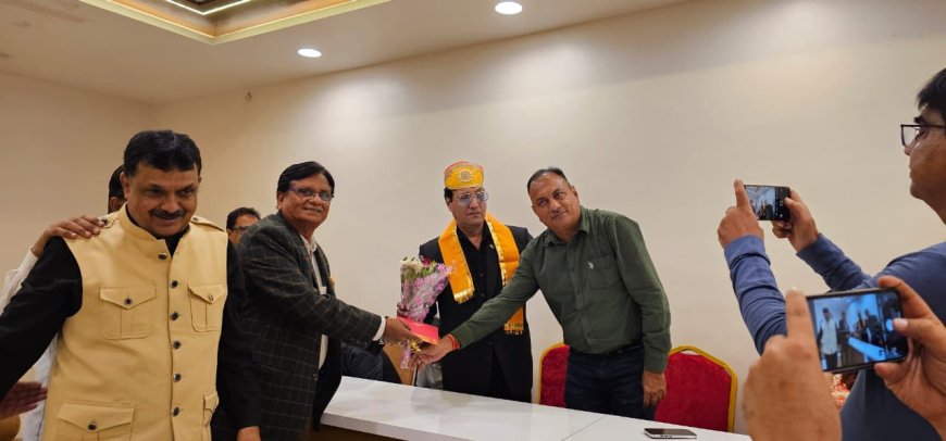 मनवानी  का   मेवाड़ी पगड़ी एवं उपरना ओढ़ा कर अभिनंदन किया