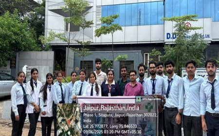 फार्मेसी छात्रों ने सीखा दवा बनाने का लाइव प्रोसेस, मेवाड़ यूनिवर्सिटी का डी.डी. फार्मास्युटिकल्स, जयपुर में इंडस्ट्रियल विज़िट