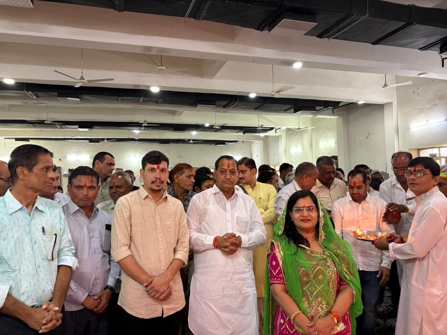 11 हजार दीपों से जगमगाया मंदिर परिसर,  भव्य अन्नकूट महोत्सव