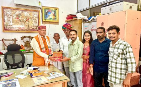 मन्नत पूरी होने पर बद्रीलाल गायरी ने श्री सांवलिया सेठ के दरबार पहुंचकर भेंट किया चांदी का कैमरा