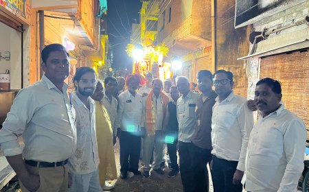 पूर्व सहकारिता मंत्री उदयलाल आंजना की ओर से कांग्रेसजनों ने श्री बजरंग व्यायामशाला की भव्य शोभायात्रा का पुष्पवर्षा से स्वागत एवं अभिनंदन किया