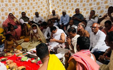 भगवान आदिनाथ मंदिर पर लाभार्थी मोदी परिवार ने चढ़ाई नई ध्वजा