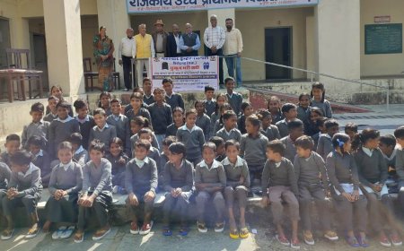 राउप्रावि भेरड़ा में विद्यार्थियों को स्वेटर व फुटवियर वितरित