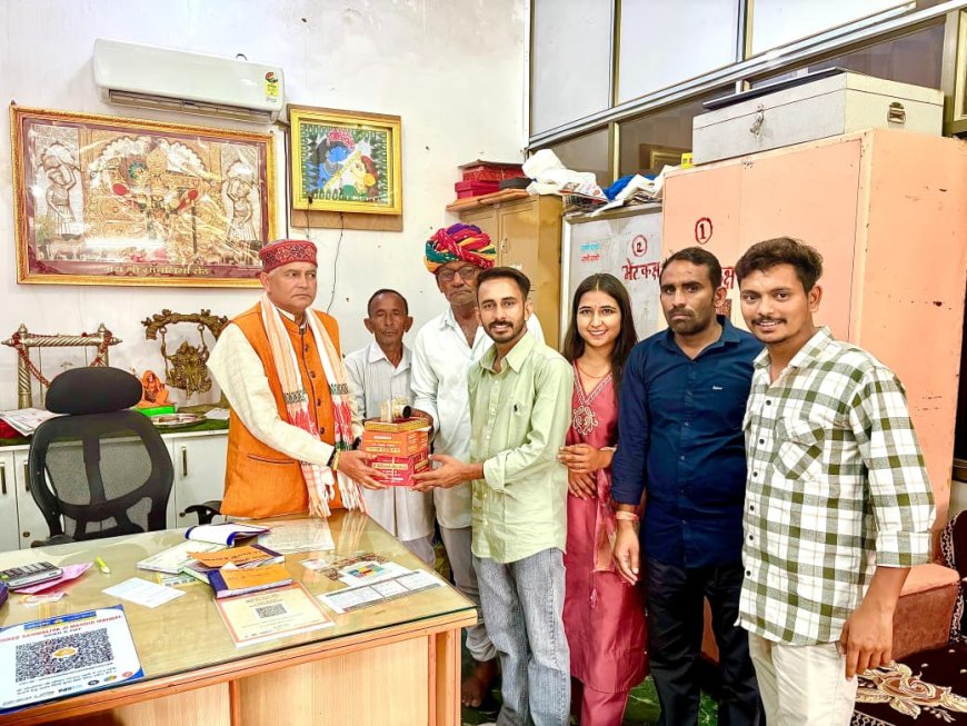 मन्नत पूरी होने पर बद्रीलाल गायरी ने श्री सांवलिया सेठ के दरबार पहुंचकर भेंट किया चांदी का कैमरा