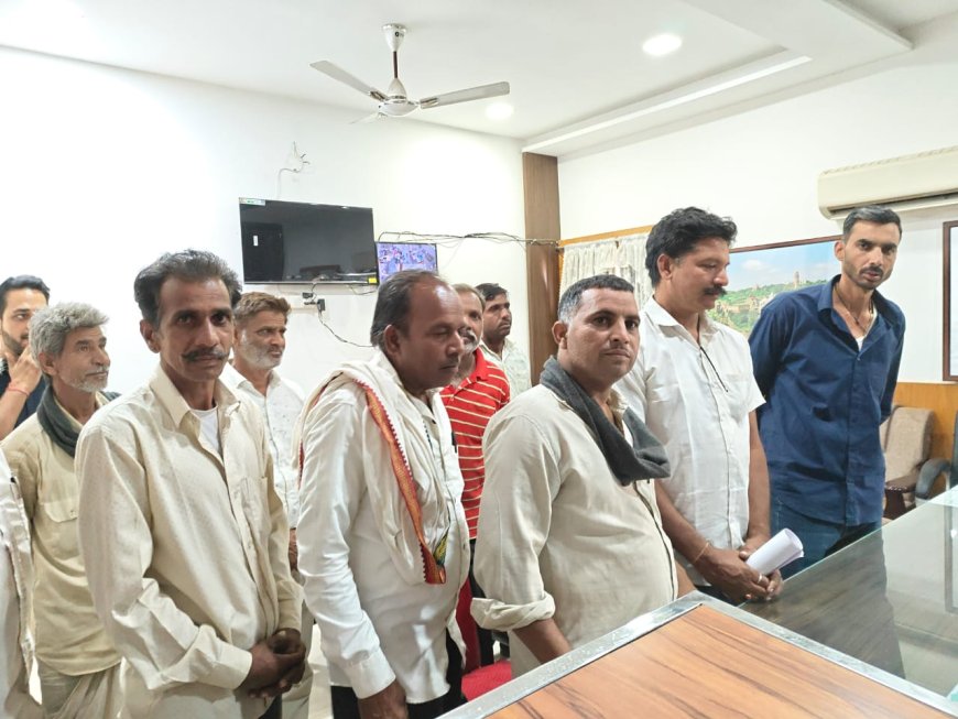 मुरलिया बांध की नहरें नहीं खुलने से किसानों के खेतों में भरा पानी, किसानों ने सौंपा ज्ञापन