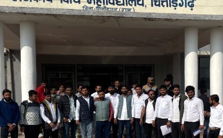 विधि महाविद्यालय के विद्यार्थियों ने मान्यता के निदान के लिए  प्राचार्य को ज्ञापन दिया