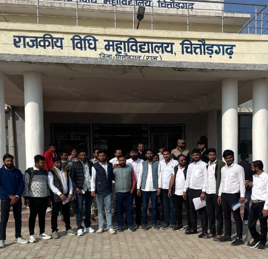 विधि महाविद्यालय के विद्यार्थियों ने मान्यता के निदान के लिए  प्राचार्य को ज्ञापन दिया