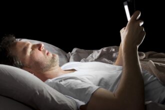 क्या आपके फोन में जल रही है छोटी-सी लाइट? ऐसे बचें डेटा चोरी से